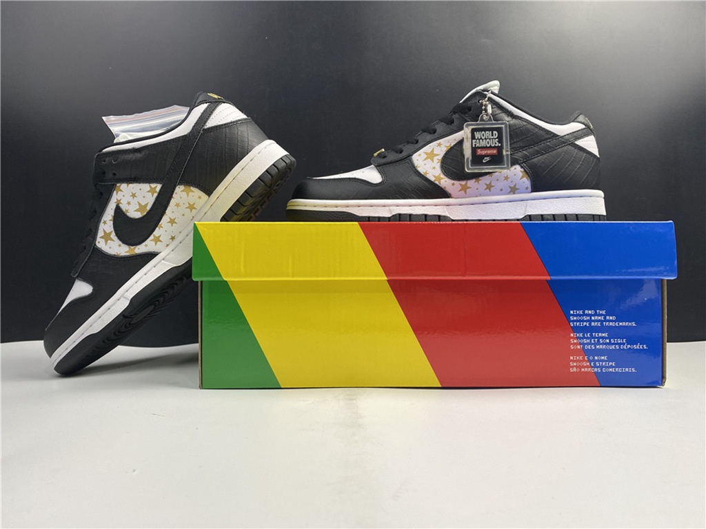 Svp*me x Nike SB Dunk Low DH3228-102